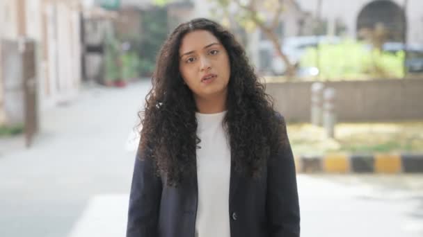 Angry Curly Hair Індійська Бізнес Леді Боротьба — стокове відео
