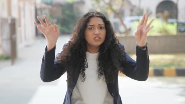 Sinirli Kıvırcık Saçlı Hintli Kadını Bağırıyor — Stok video