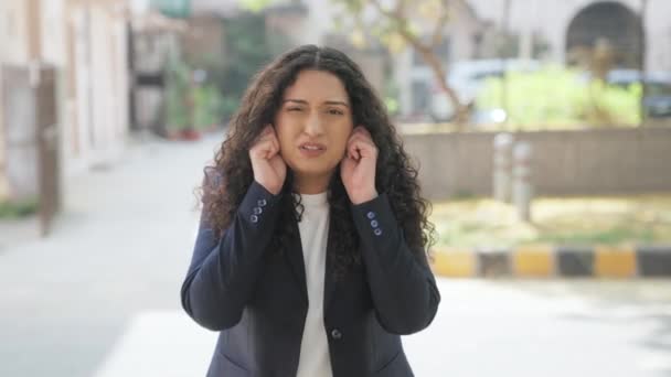 Curly Hair Indian Businesswoman Mówi Przepraszam — Wideo stockowe