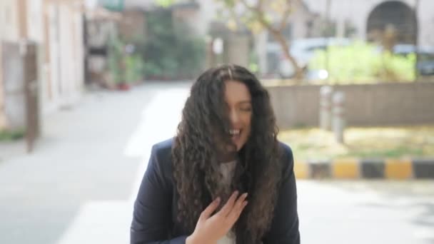 Σγουρά Μαλλιά Ινδή Επιχειρηματίας Που Γελάει Κάποιον — Αρχείο Βίντεο