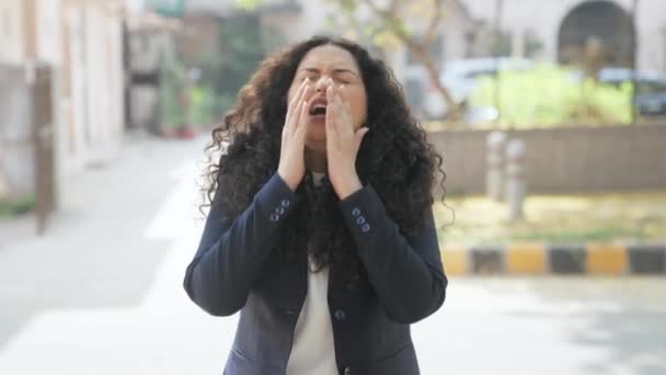 곱슬머리 인디안 비즈니스Woman Sneezing — 비디오