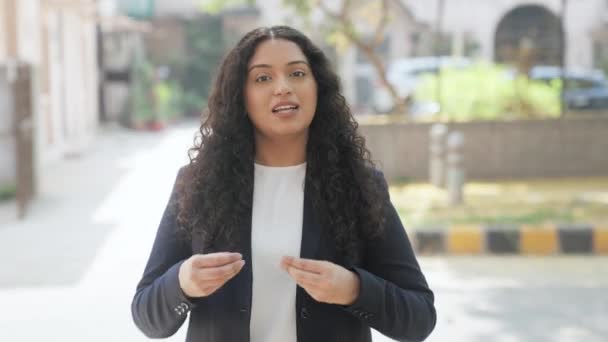 Kıvırcık Saçlı Hintli Kadını Kameraya Konuşuyor — Stok video