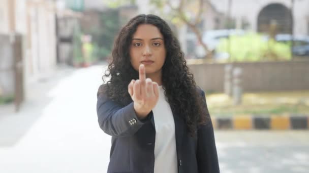 Lockiges Haar Indische Geschäftsfrau Mittelfinger — Stockvideo