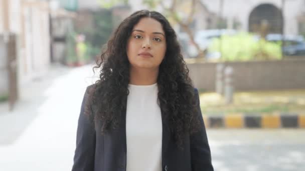 Kręcone Włosy Indyjski Bizneswoman Robi Nie Wiem Gesture — Wideo stockowe