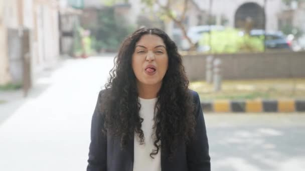 Σγουρά Μαλλιά Ινδική Επιχειρηματίας Κάνει Αστεία Πρόσωπα Grimacing — Αρχείο Βίντεο