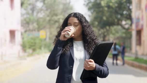 Lockiges Haar Indische Geschäftsfrau Geht Und Trinkt Kaffee — Stockvideo