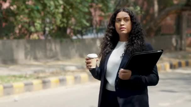 Vážné Kudrnaté Vlasy Indické Podnikatelek Pití Kávy Při Chůzi — Stock video