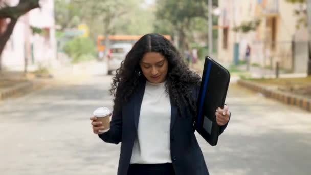 Curly Hair Indian Businesswoman Dancing While Walking — Stock Video