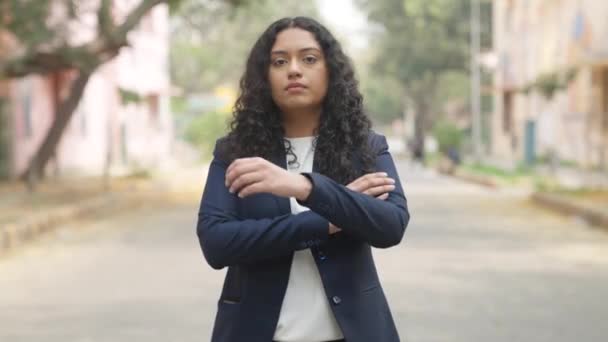 Självsäker Lockigt Hår Indiska Affärskvinna — Stockvideo