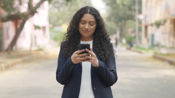 Glücklich Lockiges Haar Indische Geschäftsfrau Texting — Stockvideo