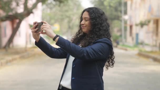 Cabello Rizado Indian Businesswoman Hacer Clic Las Imágenes Con Teléfono — Vídeo de stock