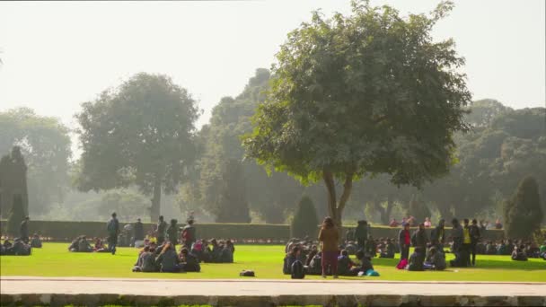 Indian School Students Sitting Garden Himayun Tomb — Stock Video