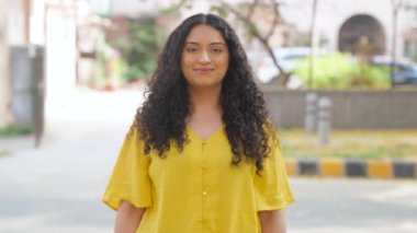 Kıvırcık saçlı Hintli Kız Gülümsüyor