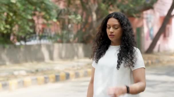 Hermosa Chica India Con Pelo Rizado Caminando Calle — Vídeos de Stock