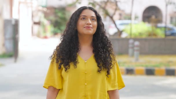 India Chica Con Pelo Rizado Mirando Alrededor — Vídeos de Stock