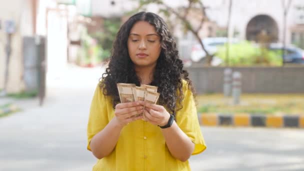 Indiai Lány Göndör Haj Számláló Pénz — Stock videók