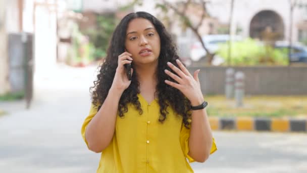 Triste Chica India Con Pelo Rizado Hablando Por Teléfono — Vídeos de Stock