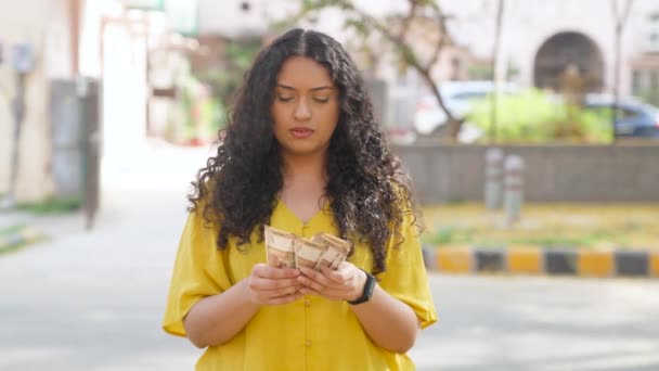 Összezavarodott Indiai Lány Göndör Haj Számláló Pénz — Stock videók