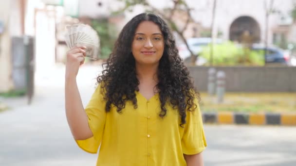 Ινδικό Κορίτσι Σγουρά Μαλλιά Χρησιμοποιώντας Χρήματα Ανεμιστήρα — Αρχείο Βίντεο