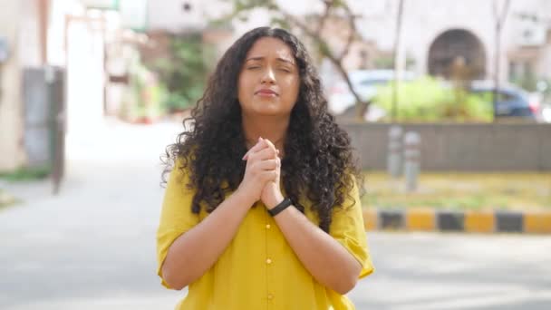 Chica India Con Pelo Rizado Orando — Vídeos de Stock