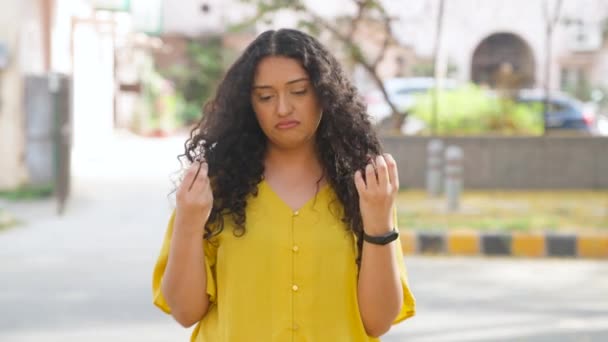 Trauriges Indisches Mädchen Verärgert Mit Ihren Lockigen Haaren — Stockvideo