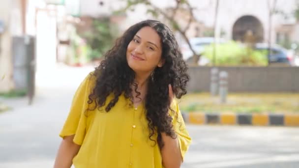 Feliz Chica India Jugando Con Pelo Rizado — Vídeos de Stock