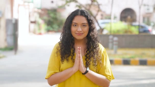 Индийская Девушка Кудрявыми Волосами Приветствуя Намасте Уважении — стоковое видео