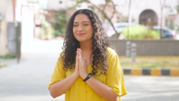 Estudiante Indio Político Chica Con Pelo Rizado — Vídeos de Stock