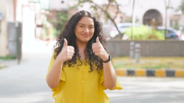 Szczęśliwy Indyjski Dziewczyna Kręcone Włosy Wyświetlane Kciuki Górę — Wideo stockowe