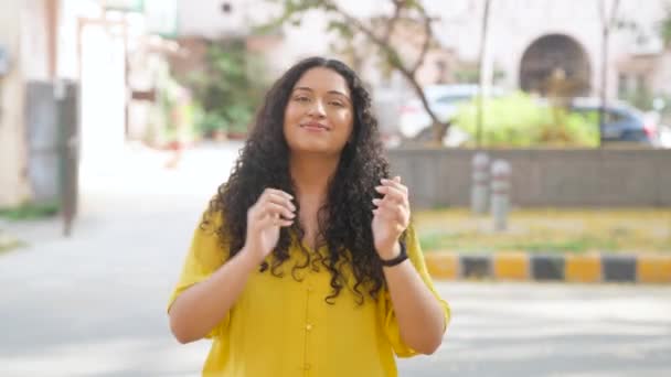 India Chica Con Rizado Pelo Animando — Vídeos de Stock