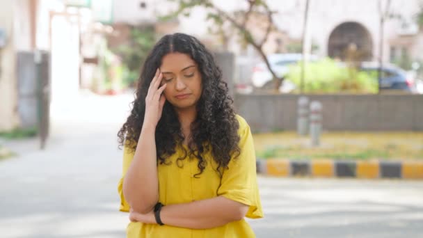 Indická Dívka Kudrnatými Vlasy Čeká Někoho — Stock video