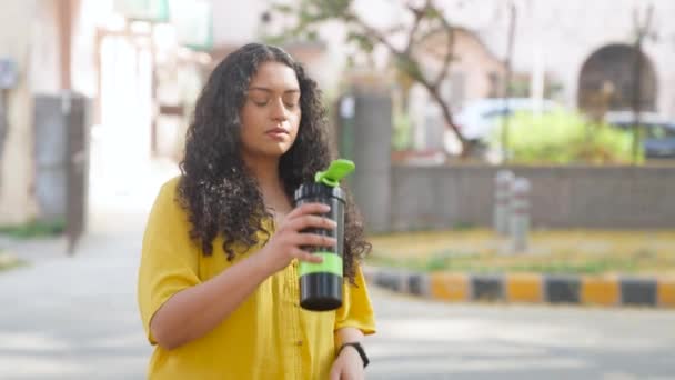 Indiska Flicka Med Lockigt Hår Dricksvatten — Stockvideo