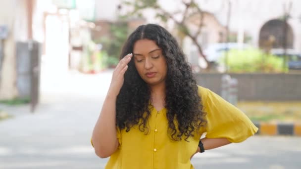 Gestresstes Indisches Mädchen Mit Lockigem Haar — Stockvideo