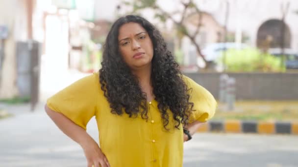 Ενοχλημένη Ινδή Σγουρά Μαλλιά — Αρχείο Βίντεο