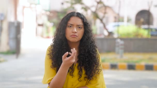 Zvědavá Indická Dívka Kudrnaté Vlasy Pohledu Kamery — Stock video