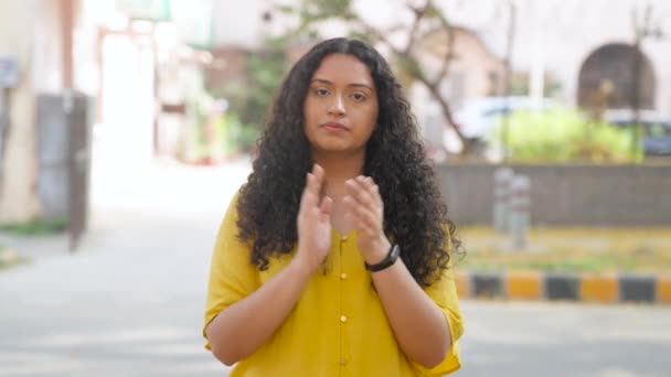Csalódott Indiai Lány Göndör Hajjal Tapsolva — Stock videók