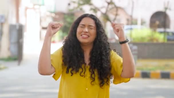 Indická Dívka Kudrnaté Vlasy Slaví Úspěch — Stock video