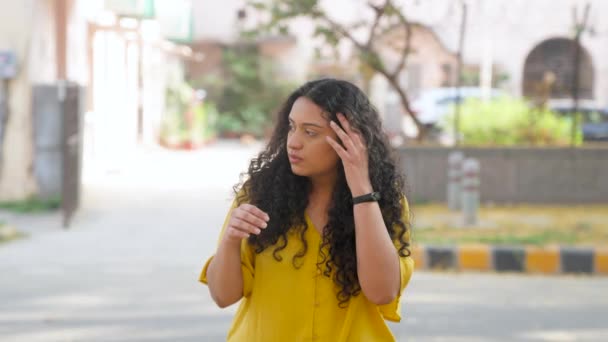 Vyděšené Indické Dívka Kudrnaté Vlasy — Stock video