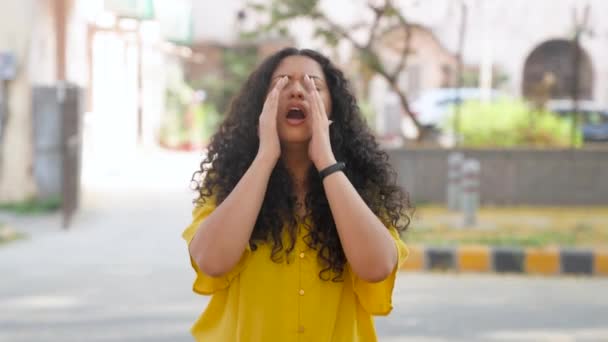 India Chica Con Pelo Rizado Estornudo — Vídeo de stock