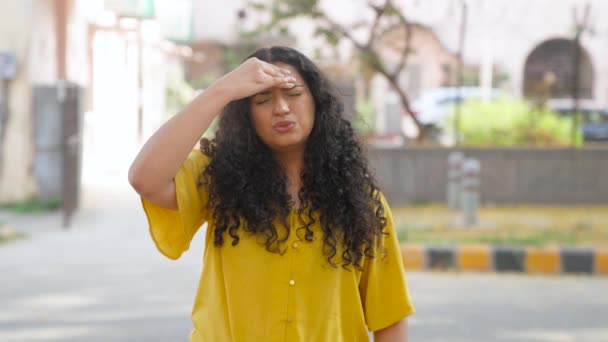 Gadis India Dengan Rambut Keriting Sakit Kepala Migrain — Stok Video