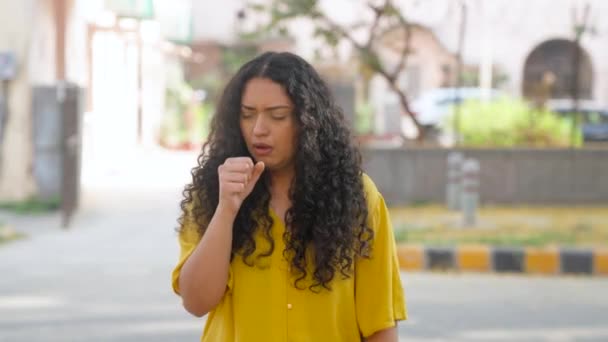 India Chica Con Pelo Rizado Tos — Vídeos de Stock