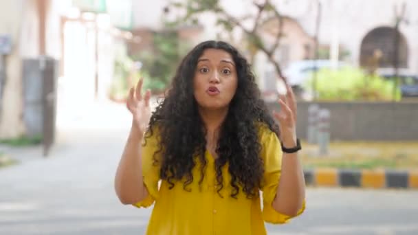 Індійська Дівчина Кучерявим Волоссям Сперечаючись — стокове відео