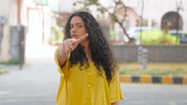 Indická Dívka Kudrnaté Vlasy Říká Prstem Fotoaparátu — Stock video