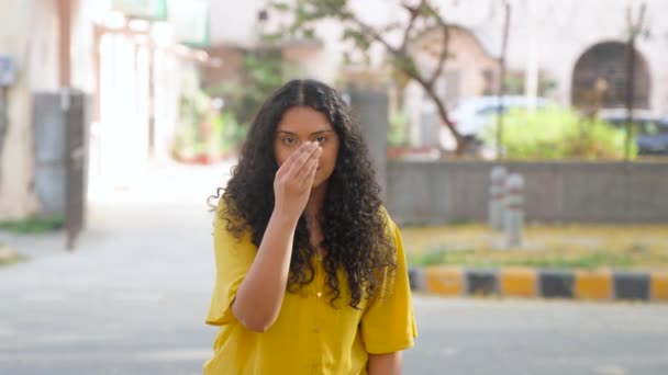 India Chica Con Pelo Rizado Haciendo Adab — Vídeos de Stock