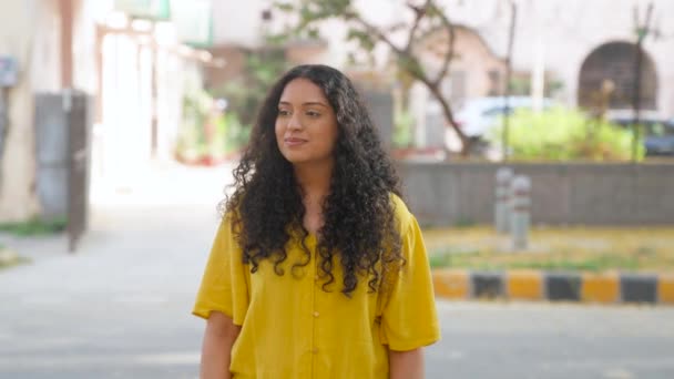 India Chica Con Pelo Rizado Saludo Adab — Vídeos de Stock