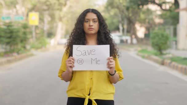 Pelo Rizado India Chica Pie Con Salvarme Cartel — Vídeo de stock
