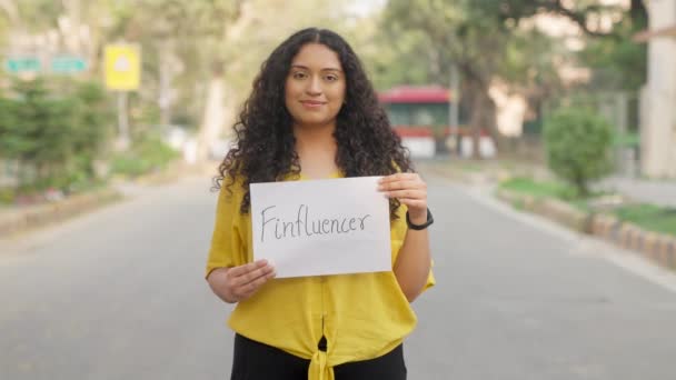 Göndör Haj Indiai Lány Álló Finfluencer Poszter — Stock videók