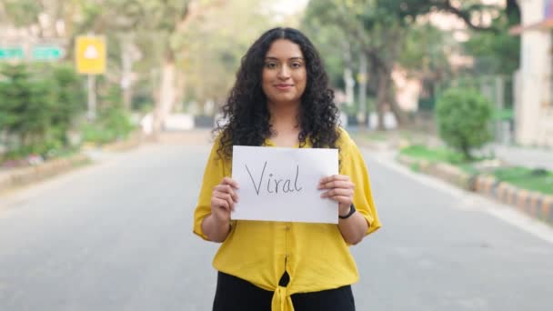 Cabello Rizado Chica India Pie Con Cartel Viral — Vídeos de Stock