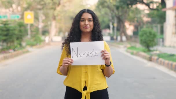 Кучеряве Волосся Індійська Дівчина Стоїть Плакатом Namaste — стокове відео