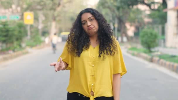 Ινδικό Κορίτσι Σγουρά Μαλλιά Κάνει Δεν Ξέρω Gesture — Αρχείο Βίντεο